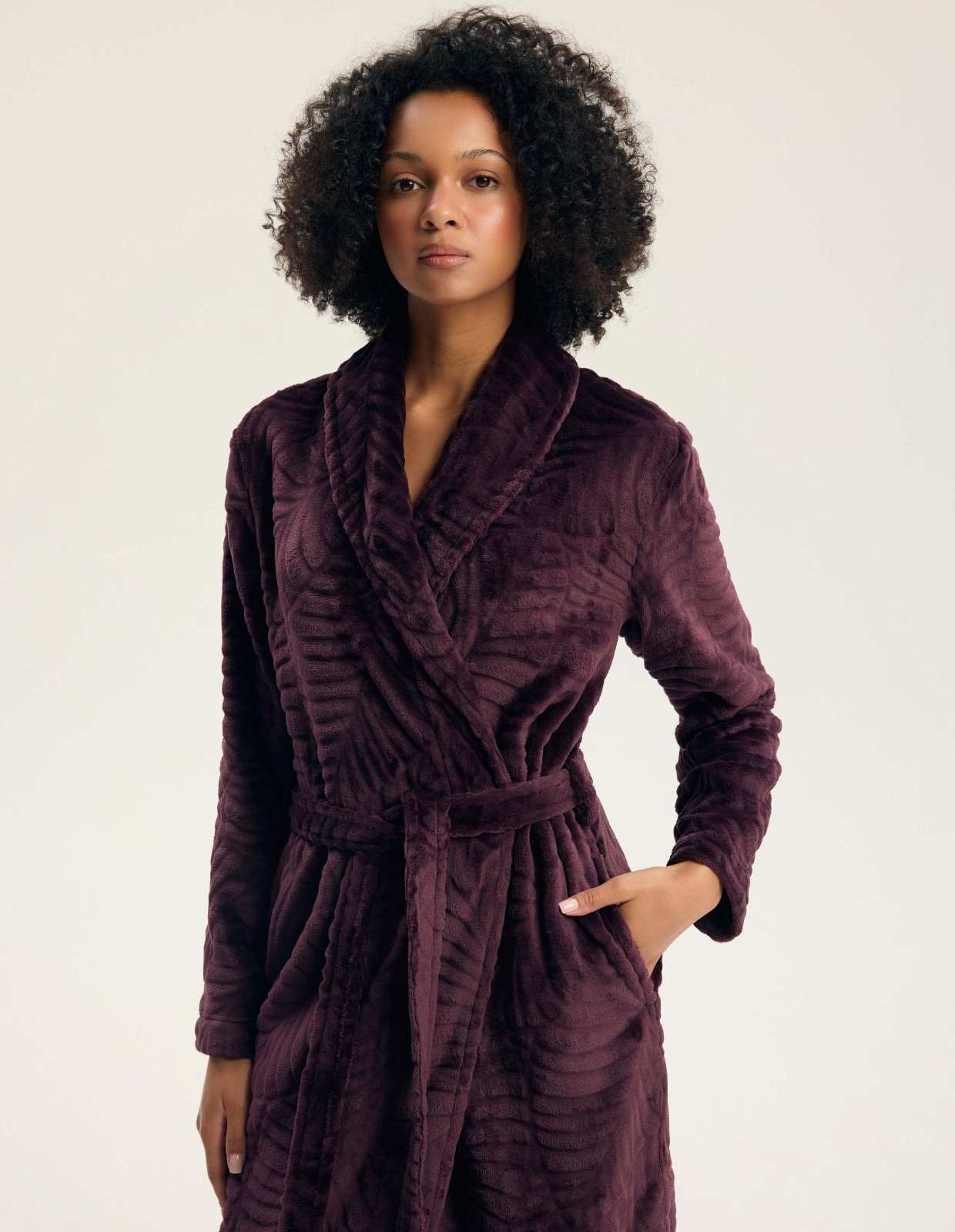 Robe Longo Gata Bordeaux com Folhas em Relevo 1