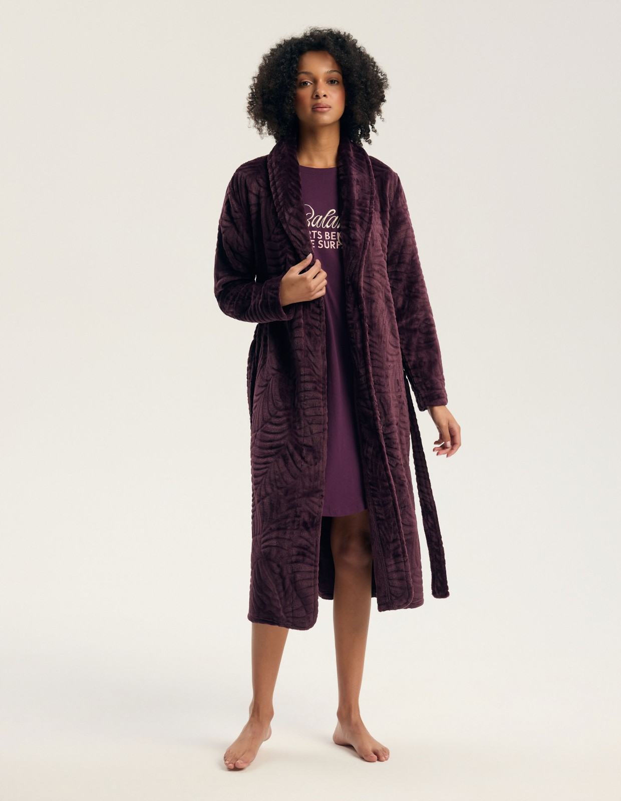 Robe Longo Gata Bordeaux com Folhas em Relevo 2