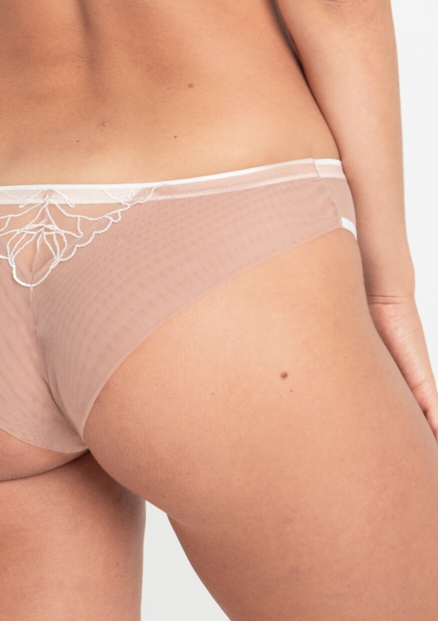 Braguita Brasileña con Bordados Irina Ivory 2